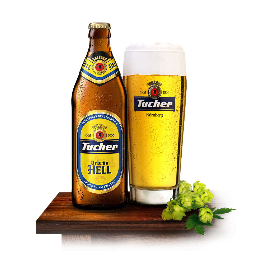 Eine Bierflasche und ein volles Glas stehen neben Hopfenzweigen auf Holz.