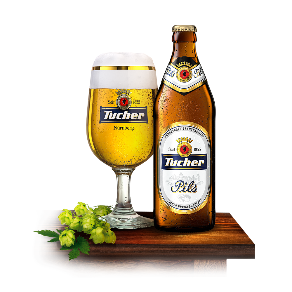 Ein Bierglas und eine Flasche stehen auf einem Holztisch, umgeben von Hopfenzweigen.