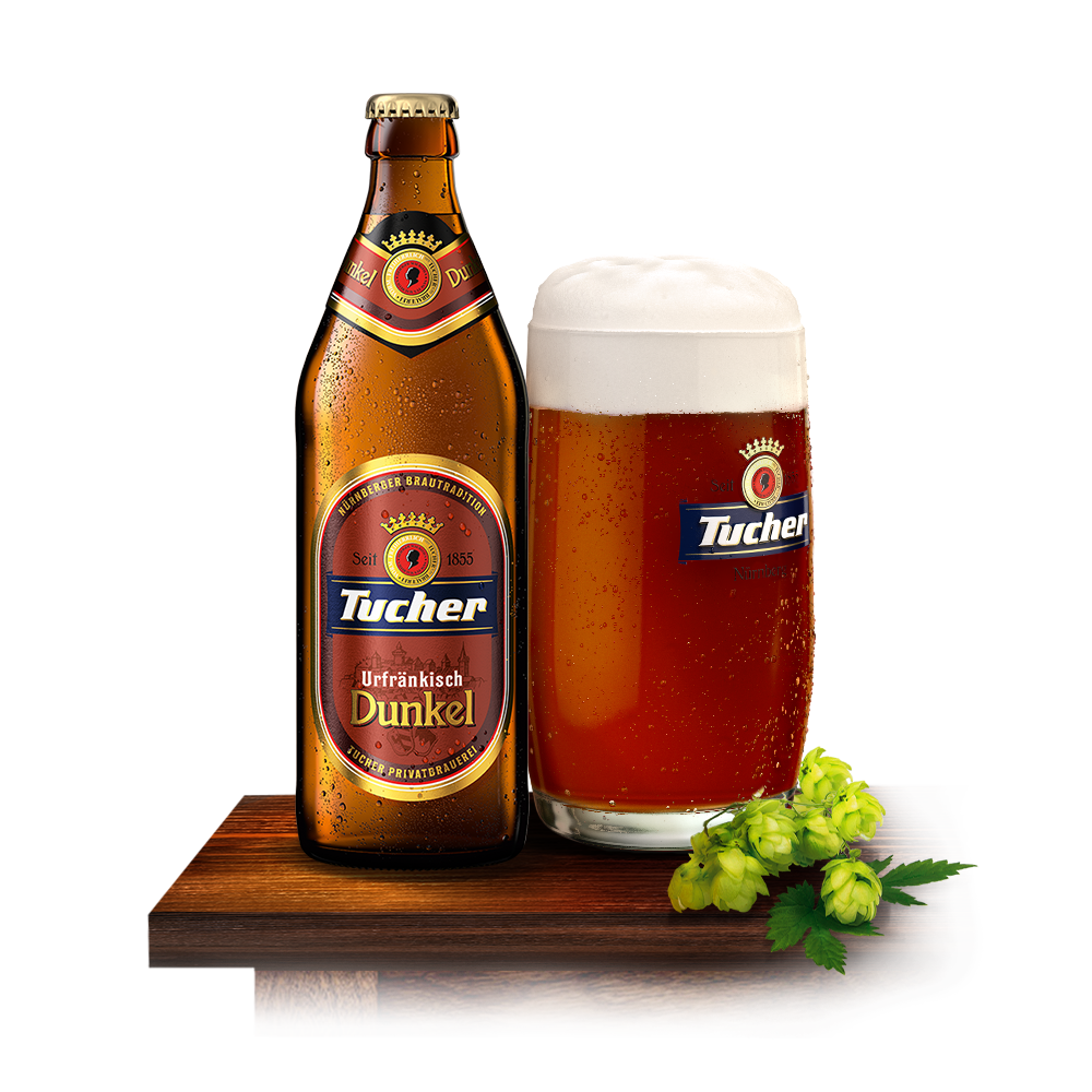 Eine dunkle Bierflasche steht neben einem vollen Glas Bier auf einem Holztisch.