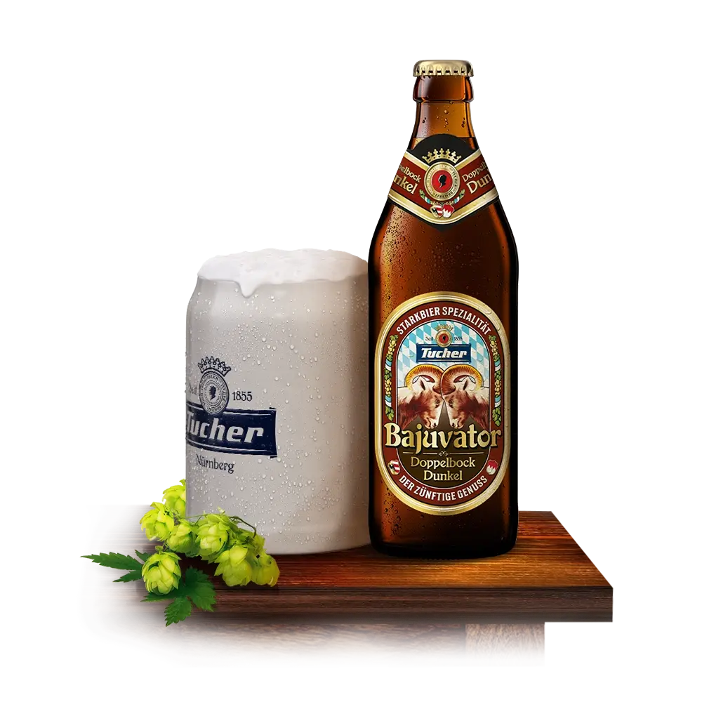 Eine Flasche dunkles Bier steht neben einem vollen Bierglas mit Schaum und Hopfenzweigen auf Holzuntergrund.