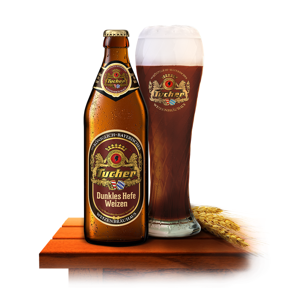Eine braune Bierflasche steht neben einem gefüllten Glas auf einem Holztisch.