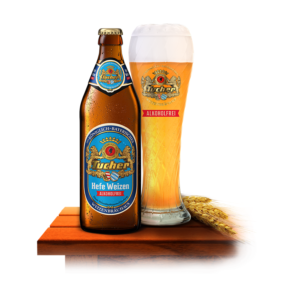 Eine Flasche und ein Glas alkoholfreies Weizenbier stehen neben einigen Weizenähren auf einem Holztisch.