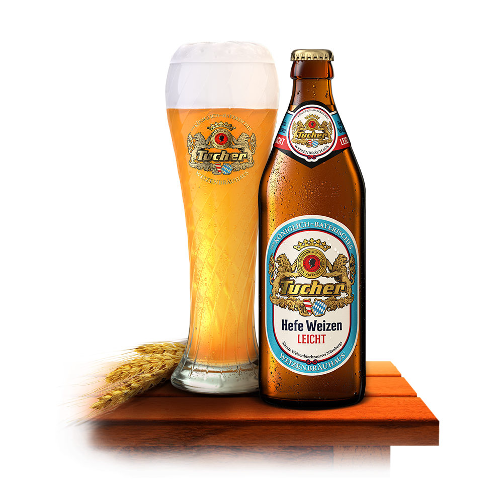 Eine Flasche und ein Glas gefüllt mit hellem Bier stehen auf einem Holztisch, daneben liegt ein Gerstenzweig.