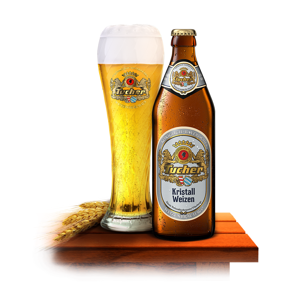 Ein volles Glas Bier steht neben einer geschlossenen Flasche auf einem Holztisch.