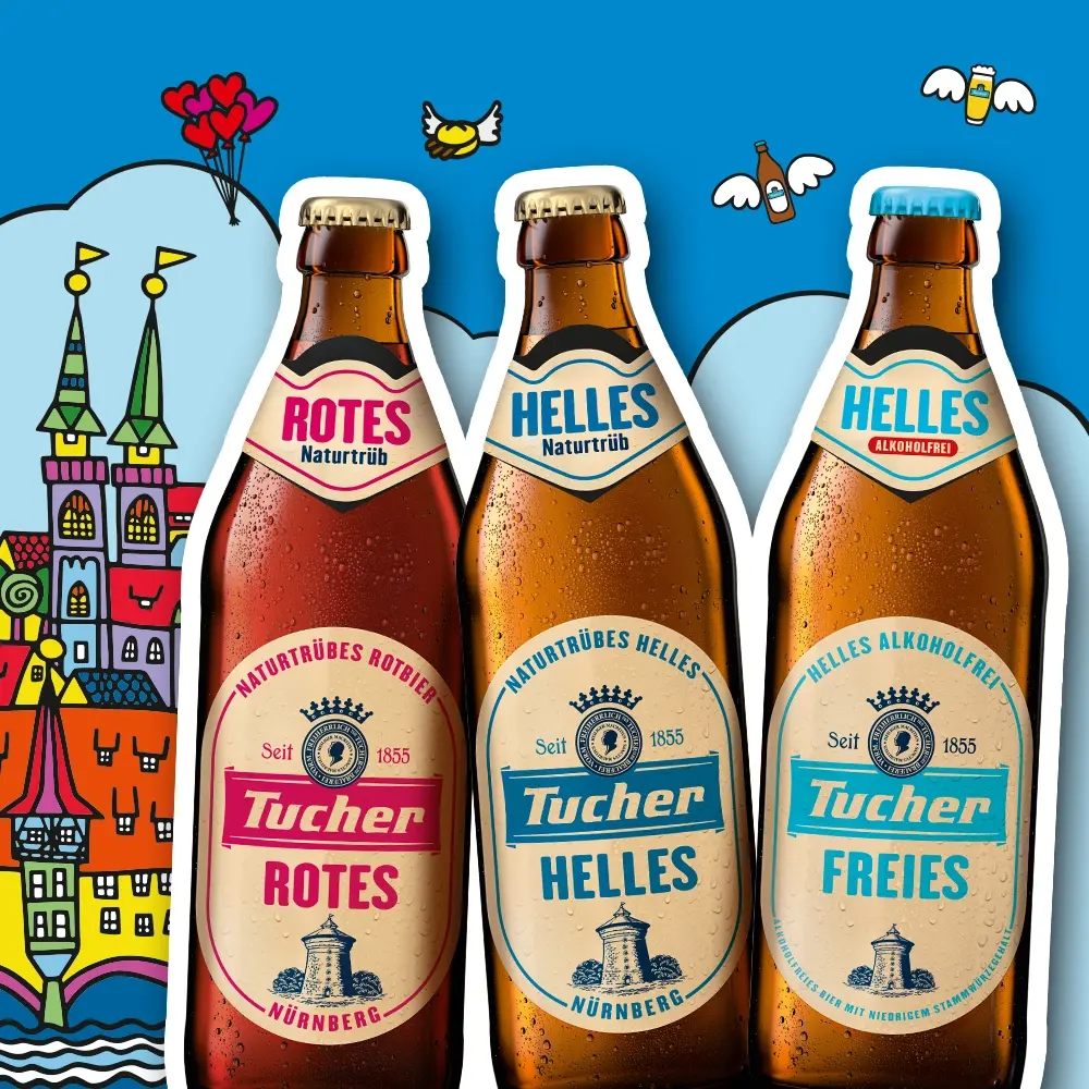 Drei Tucher-Bierflaschen in Nahaufnahme vor gezeichneter Stadtkulisse. 