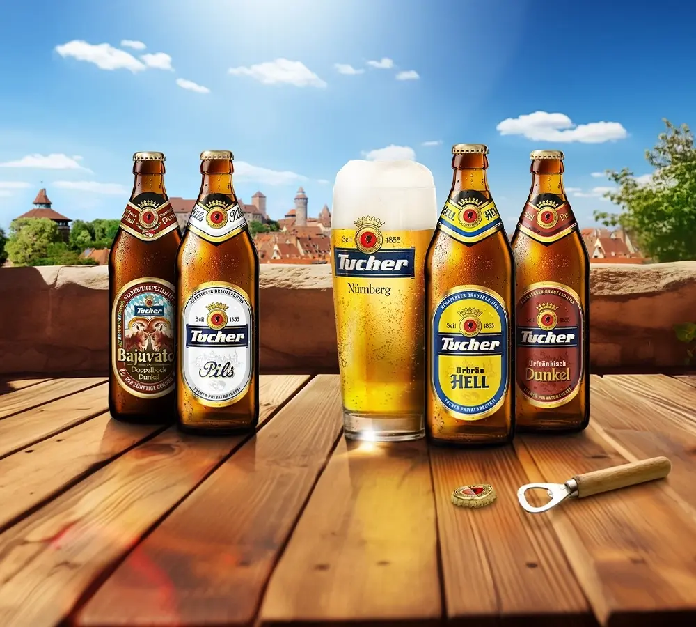 Vier Bierflaschen und ein volles Glas stehen auf einem Holztisch vor einer Stadtansicht.