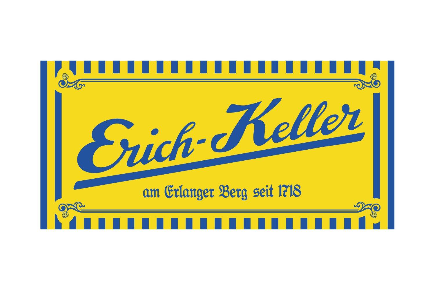 Gelbes Schild mit blauer Schrift und der Inschrift eines Namens sowie eines Ortes und einer Jahreszahl.